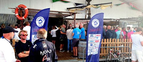 Gezellige drukte tijdens de Noordzee Club borrel op de derde wedstrijddag.